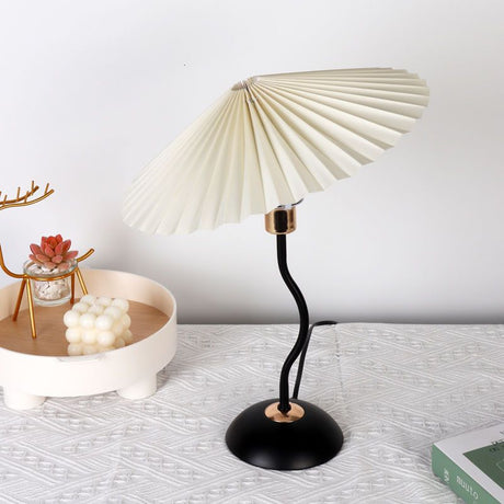 Nordic Folded Linen Bordslampa – Elegant böjd järndesign MILA Sverige