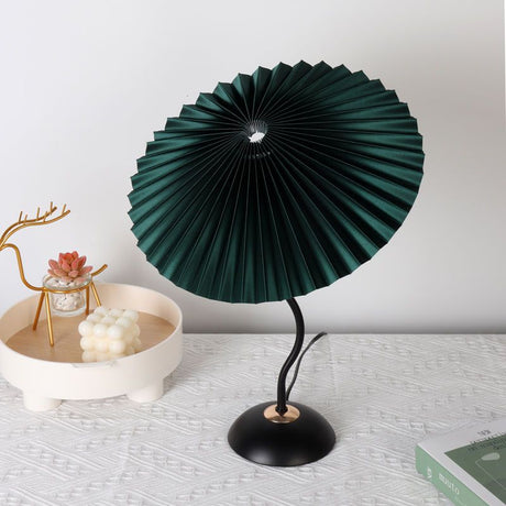 Nordic Folded Linen Bordslampa – Elegant böjd järndesign MILA Sverige