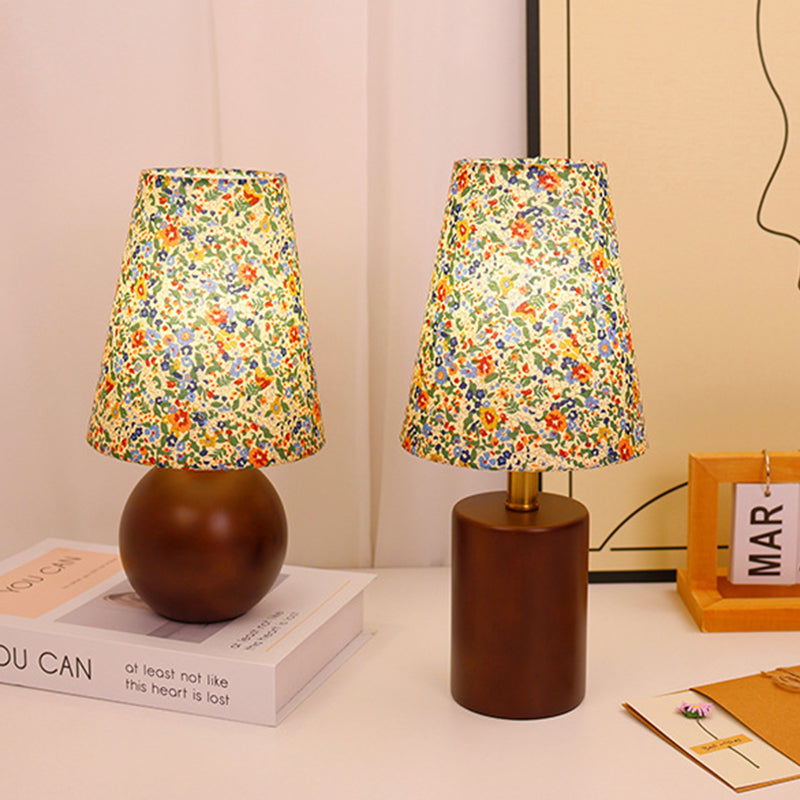 Vintage rund LED-bordslampa – handmålad blommig trä- och tygdesign MILA Sverige