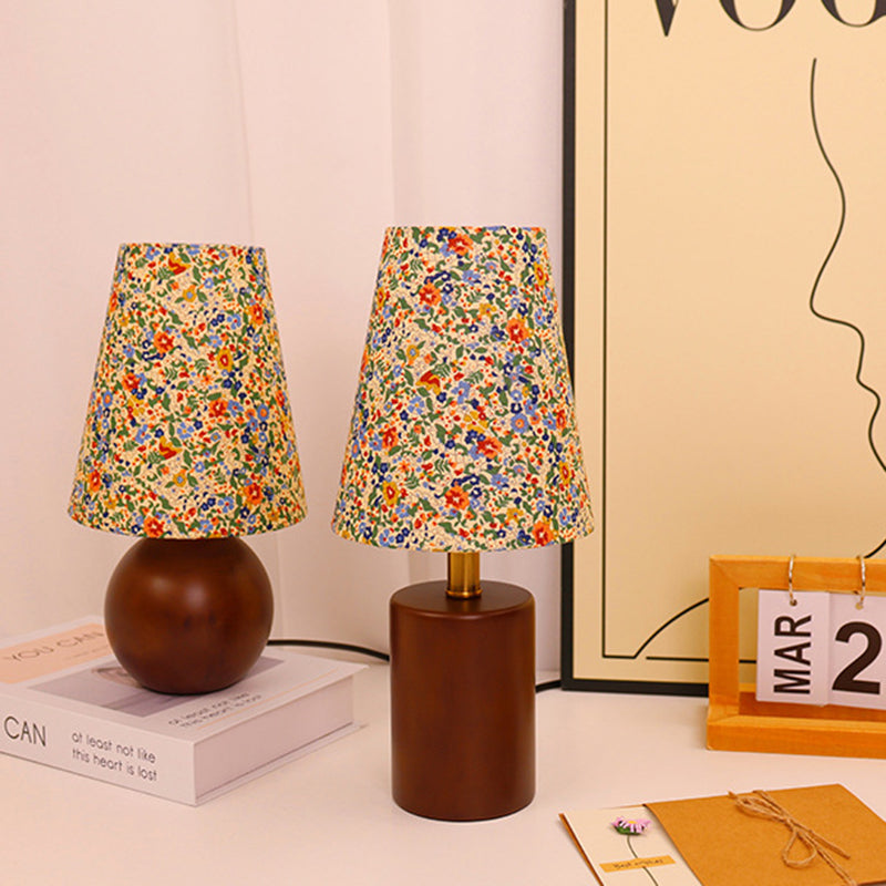 Vintage rund LED-bordslampa – handmålad blommig trä- och tygdesign MILA Sverige