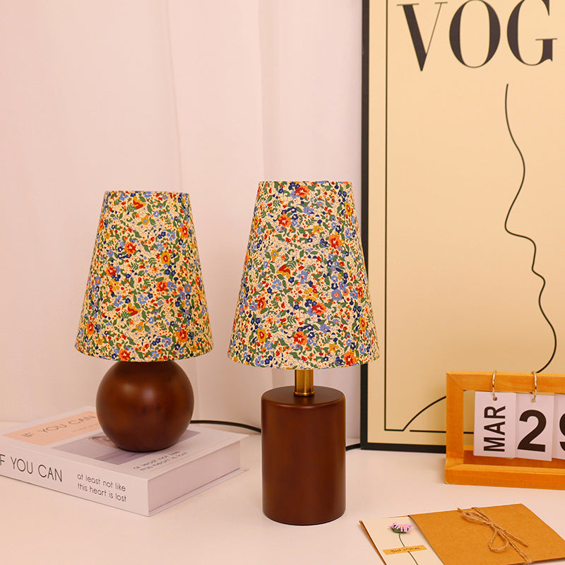 Vintage rund LED-bordslampa – handmålad blommig trä- och tygdesign MILA Sverige