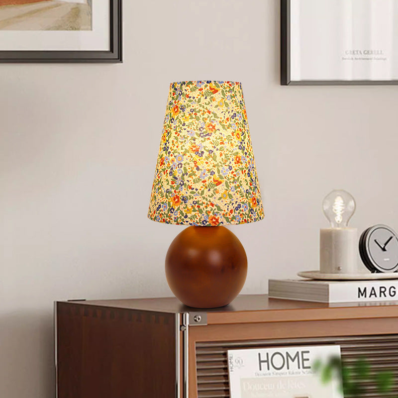 Vintage rund LED-bordslampa – handmålad blommig trä- och tygdesign MILA Sverige