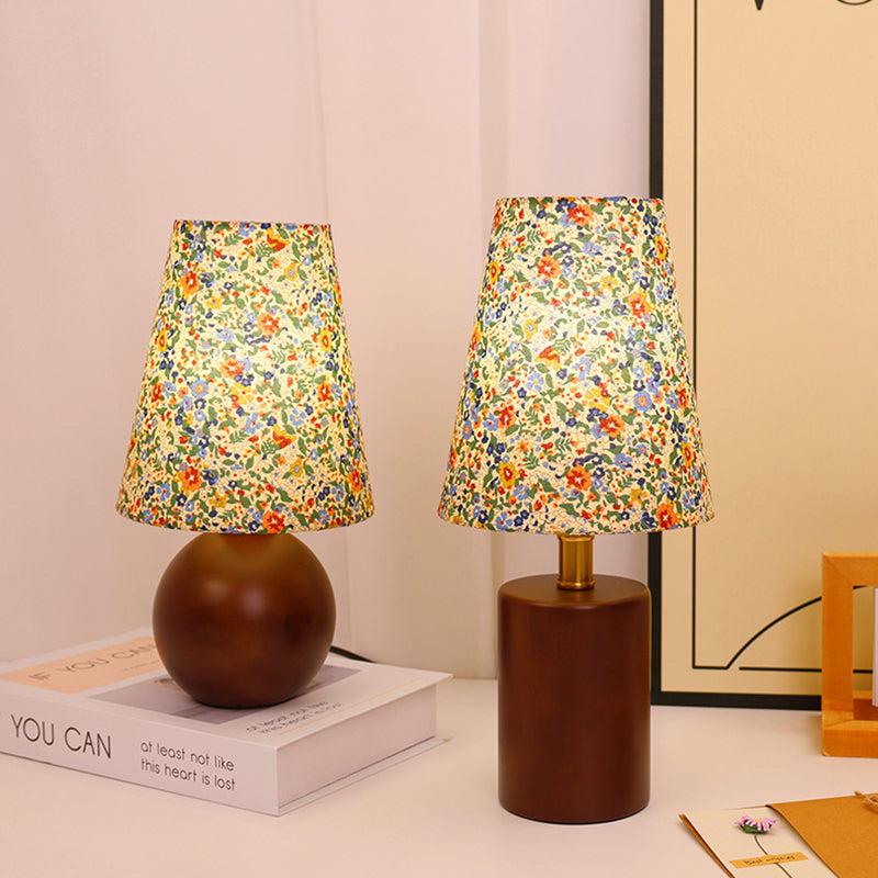Vintage rund LED-bordslampa – handmålad blommig trä- och tygdesign MILA Sverige