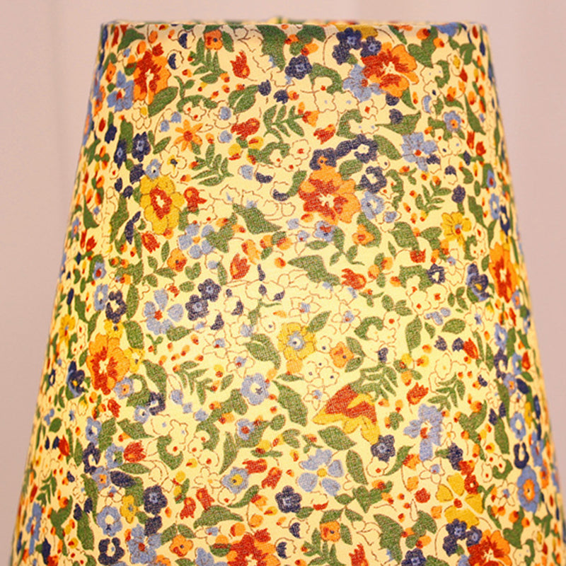 Vintage rund LED-bordslampa – handmålad blommig trä- och tygdesign MILA Sverige