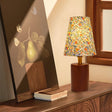 Vintage rund LED-bordslampa – handmålad blommig trä- och tygdesign MILA Sverige