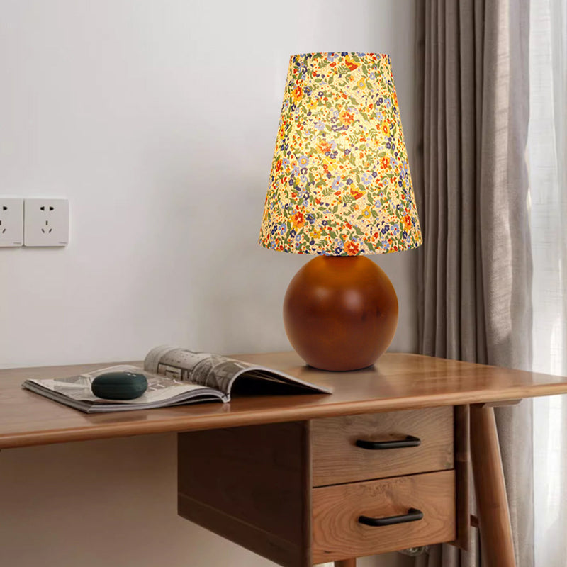Vintage rund LED-bordslampa – handmålad blommig trä- och tygdesign MILA Sverige