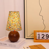 Vintage rund LED-bordslampa – handmålad blommig trä- och tygdesign MILA Sverige