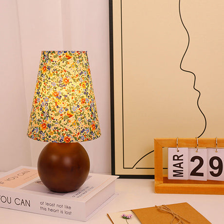 Vintage rund LED-bordslampa – handmålad blommig trä- och tygdesign MILA Sverige