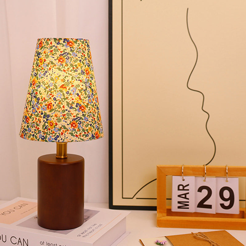 Vintage rund LED-bordslampa – handmålad blommig trä- och tygdesign MILA Sverige