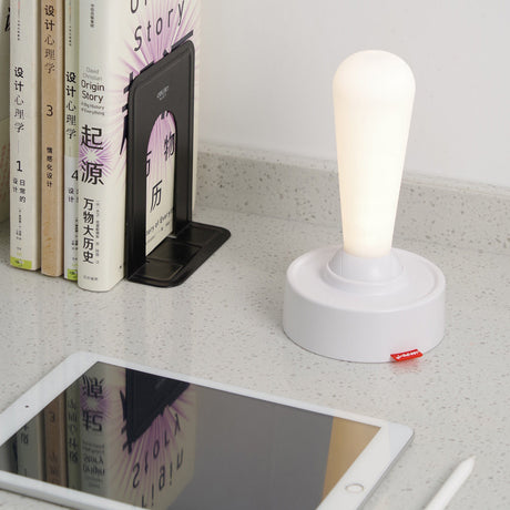 Elegant minimalistisk LED-bordslampa – ovalt handtag och mjukt sken MILA Sverige