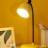 Elegant vikt LED-bordslampa – modern minimalistisk design MILA Sverige