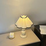 Franskinspirerad tygbordslampa – elegant avsmalnande pumpadesign MILA Sverige