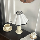 Franskinspirerad tygbordslampa – elegant avsmalnande pumpadesign MILA Sverige