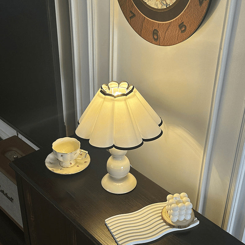 Franskinspirerad tygbordslampa – elegant avsmalnande pumpadesign MILA Sverige