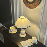 Franskinspirerad tygbordslampa – elegant avsmalnande pumpadesign MILA Sverige