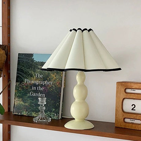 Franskinspirerad tygbordslampa – elegant avsmalnande pumpadesign MILA Sverige