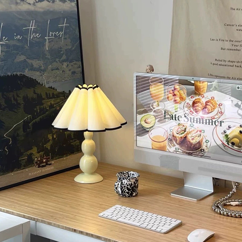 Franskinspirerad tygbordslampa – elegant avsmalnande pumpadesign MILA Sverige