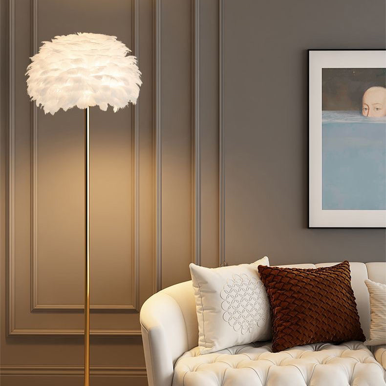 Elegant nordisk golvlampa med fjäder- och kristallsiffra Carvallo