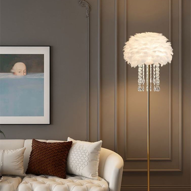 Elegant nordisk golvlampa med fjäder- och kristallsiffra Carvallo