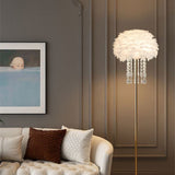 Elegant nordisk golvlampa med fjäder- och kristallsiffra Carvallo