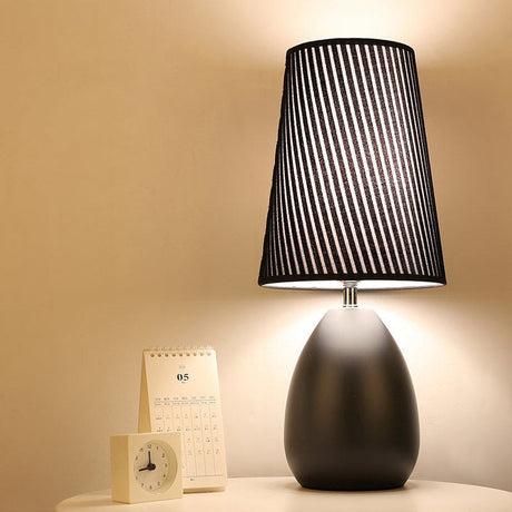 Modern Nordic Touch bordslampa – randig tygskärm och elegant järnfot MILA Sverige