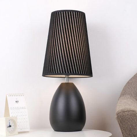 Modern Nordic Touch bordslampa – randig tygskärm och elegant järnfot MILA Sverige