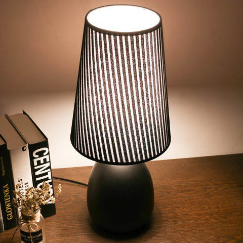 Modern Nordic Touch bordslampa – randig tygskärm och elegant järnfot MILA Sverige