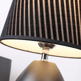 Modern Nordic Touch bordslampa – randig tygskärm och elegant järnfot MILA Sverige