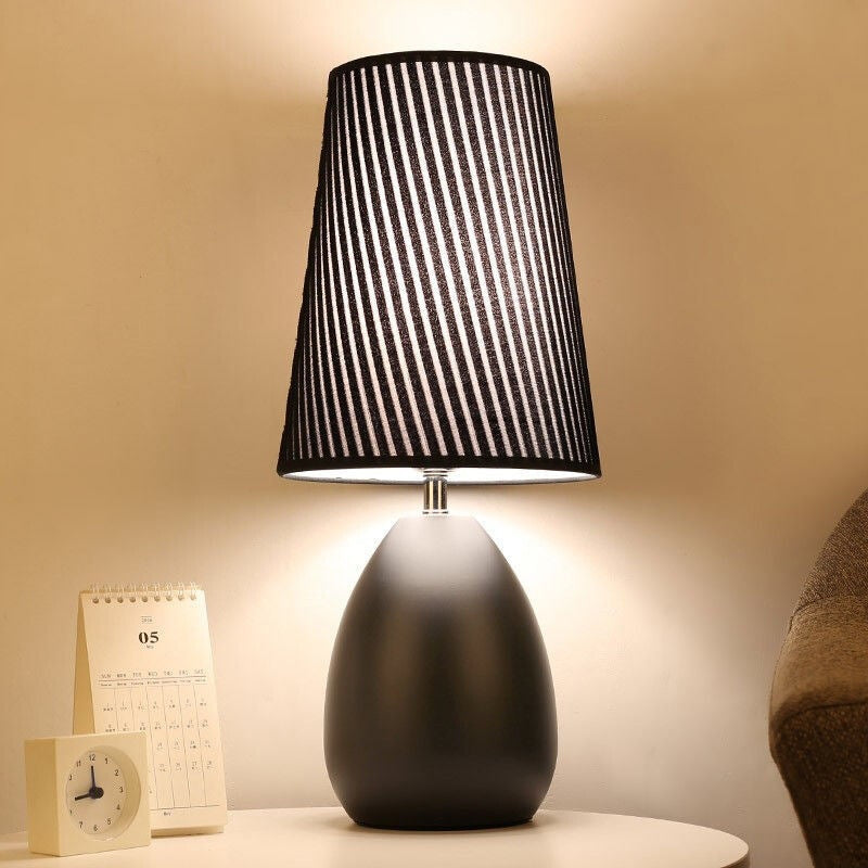 Modern Nordic Touch bordslampa – randig tygskärm och elegant järnfot MILA Sverige