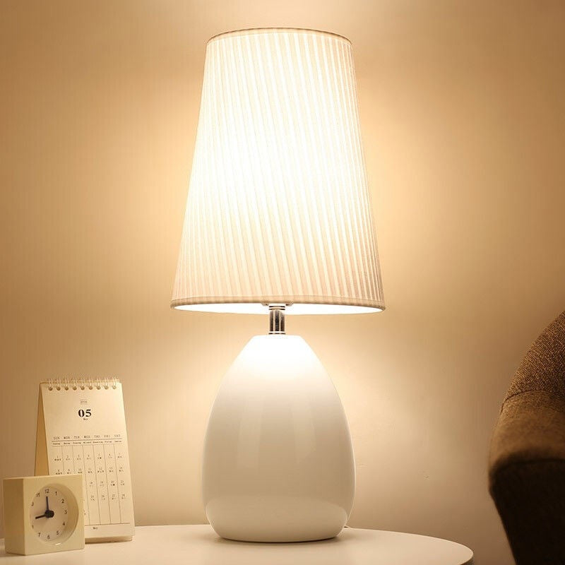 Modern Nordic Touch bordslampa – randig tygskärm och elegant järnfot MILA Sverige