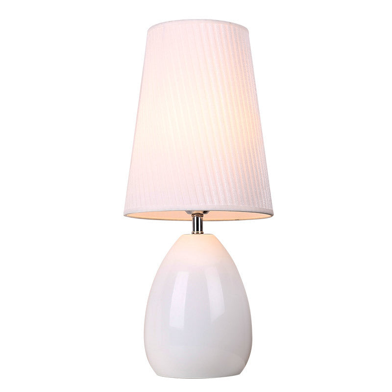 Modern Nordic Touch bordslampa – randig tygskärm och elegant järnfot MILA Sverige