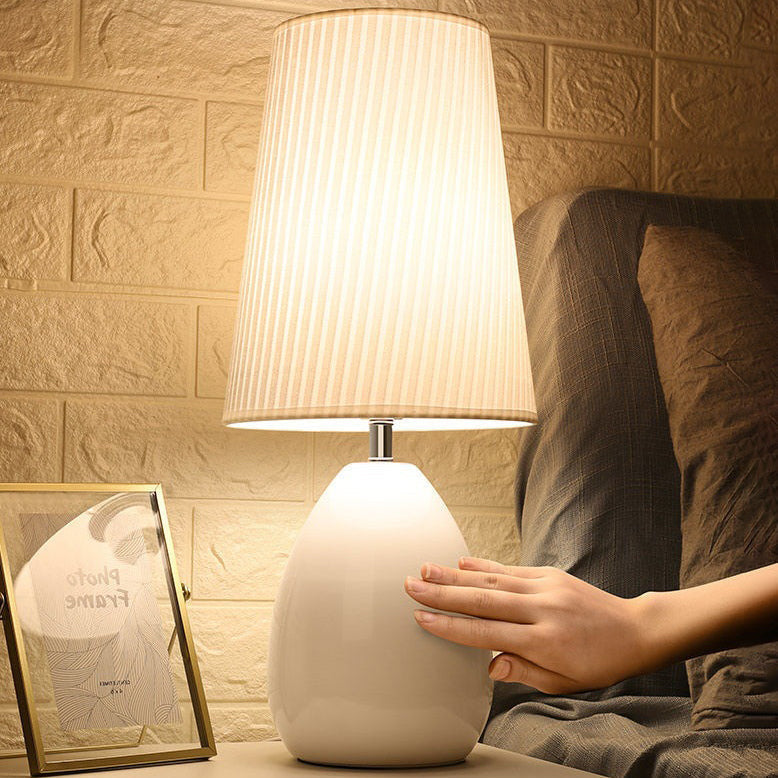 Modern Nordic Touch bordslampa – randig tygskärm och elegant järnfot MILA Sverige