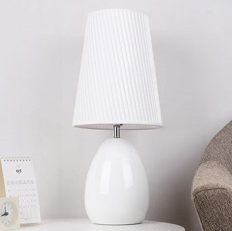 Modern Nordic Touch bordslampa – randig tygskärm och elegant järnfot MILA Sverige