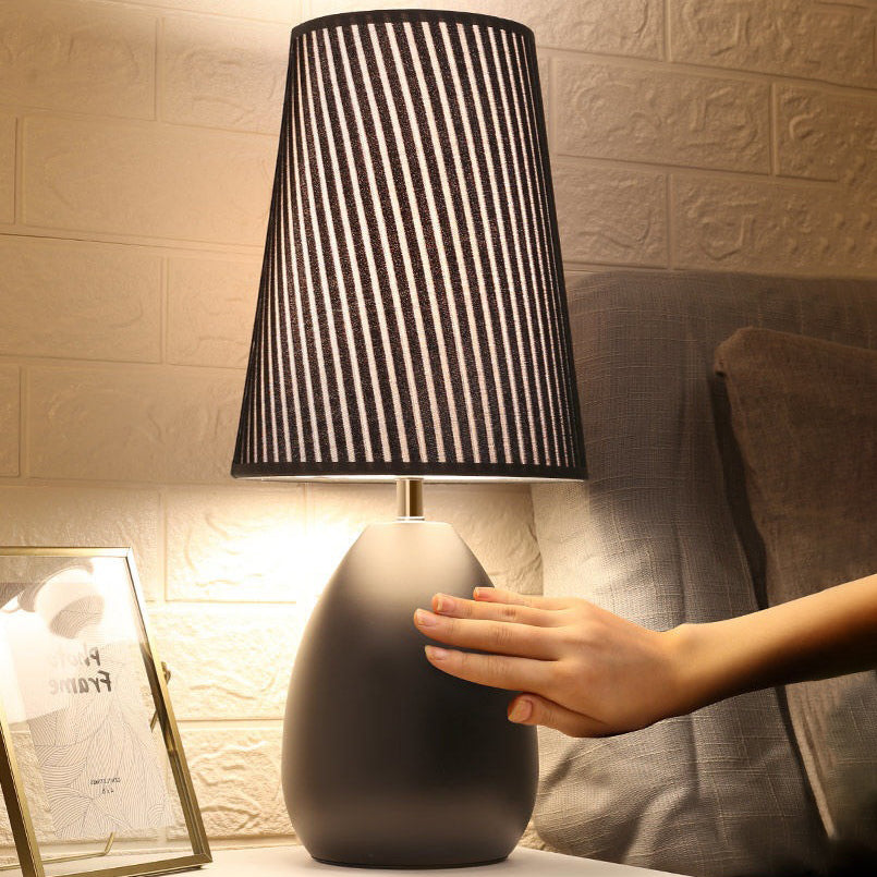 Modern Nordic Touch bordslampa – randig tygskärm och elegant järnfot MILA Sverige