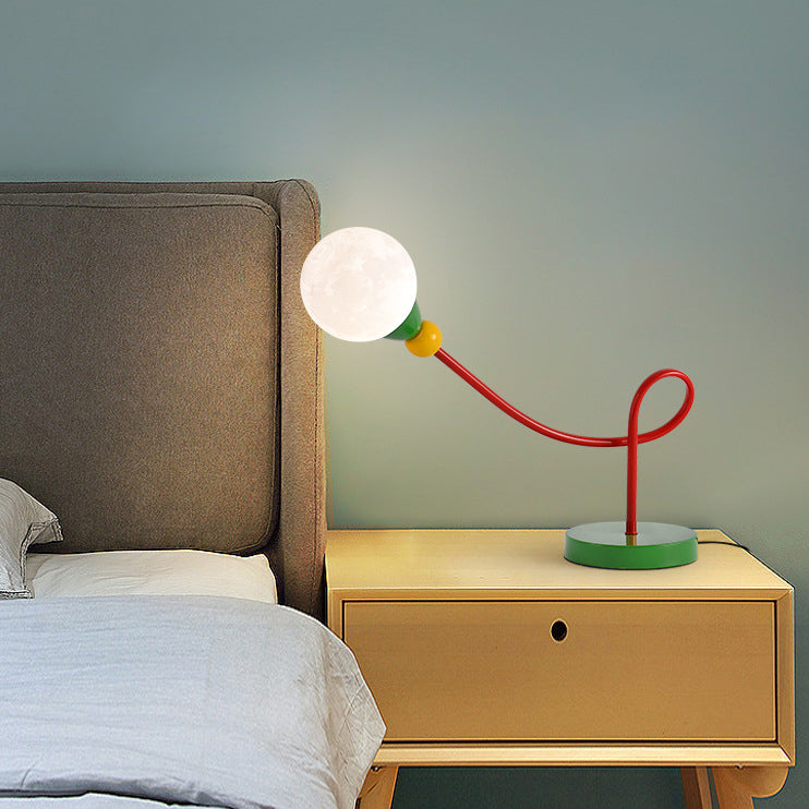 Snygg barnbordslampa med månmotiv - Modern arbetslampa med 1 ljuskälla MILA Sverige
