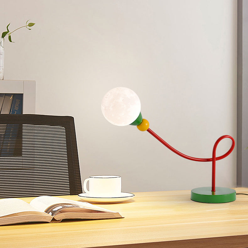 Snygg barnbordslampa med månmotiv - Modern arbetslampa med 1 ljuskälla MILA Sverige