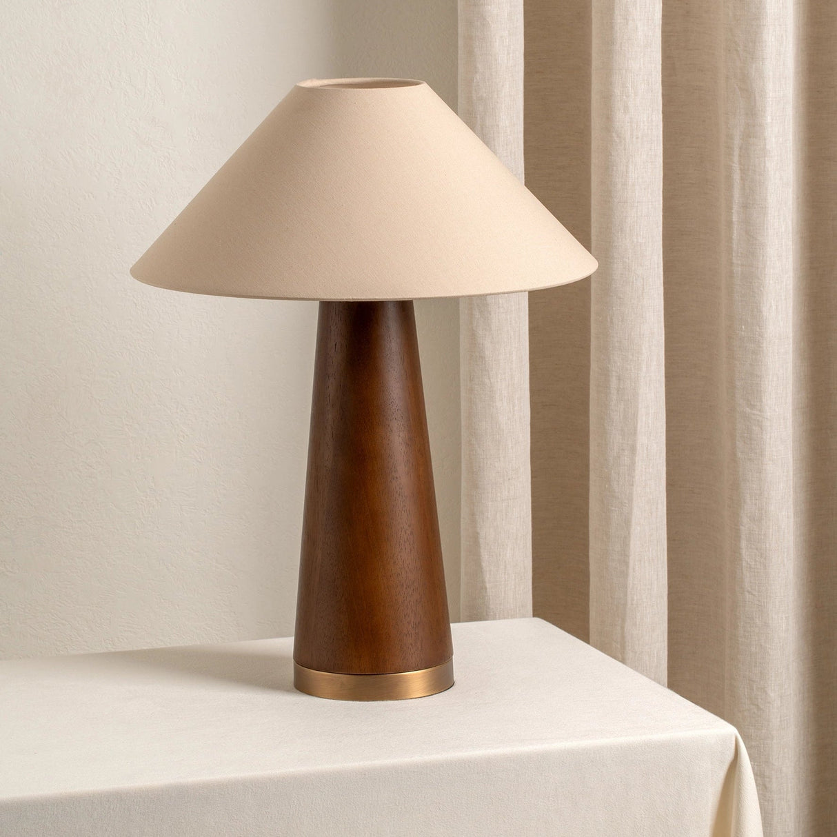 Baneza Bordslampa | Åldrad Mässing & Trä | Mysig Sänglampan med Varm Cream Linne Skärm | Brick by Brick Carvallo