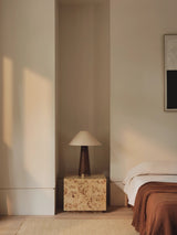 Baneza Bordslampa | Åldrad Mässing & Trä | Mysig Sänglampan med Varm Cream Linne Skärm | Brick by Brick Carvallo