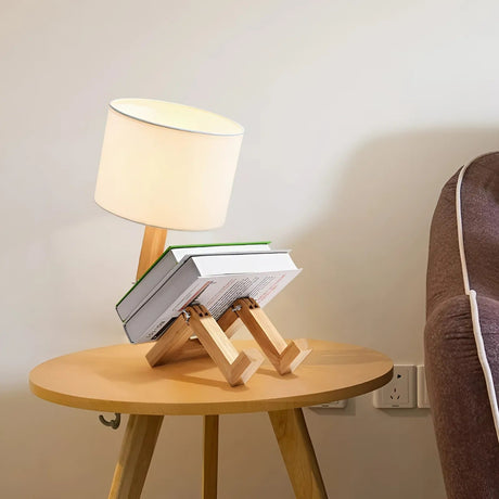 RoboGlow – Justerbar Robotformad Bordslampa i Trä med Tygskärm Hemnix
