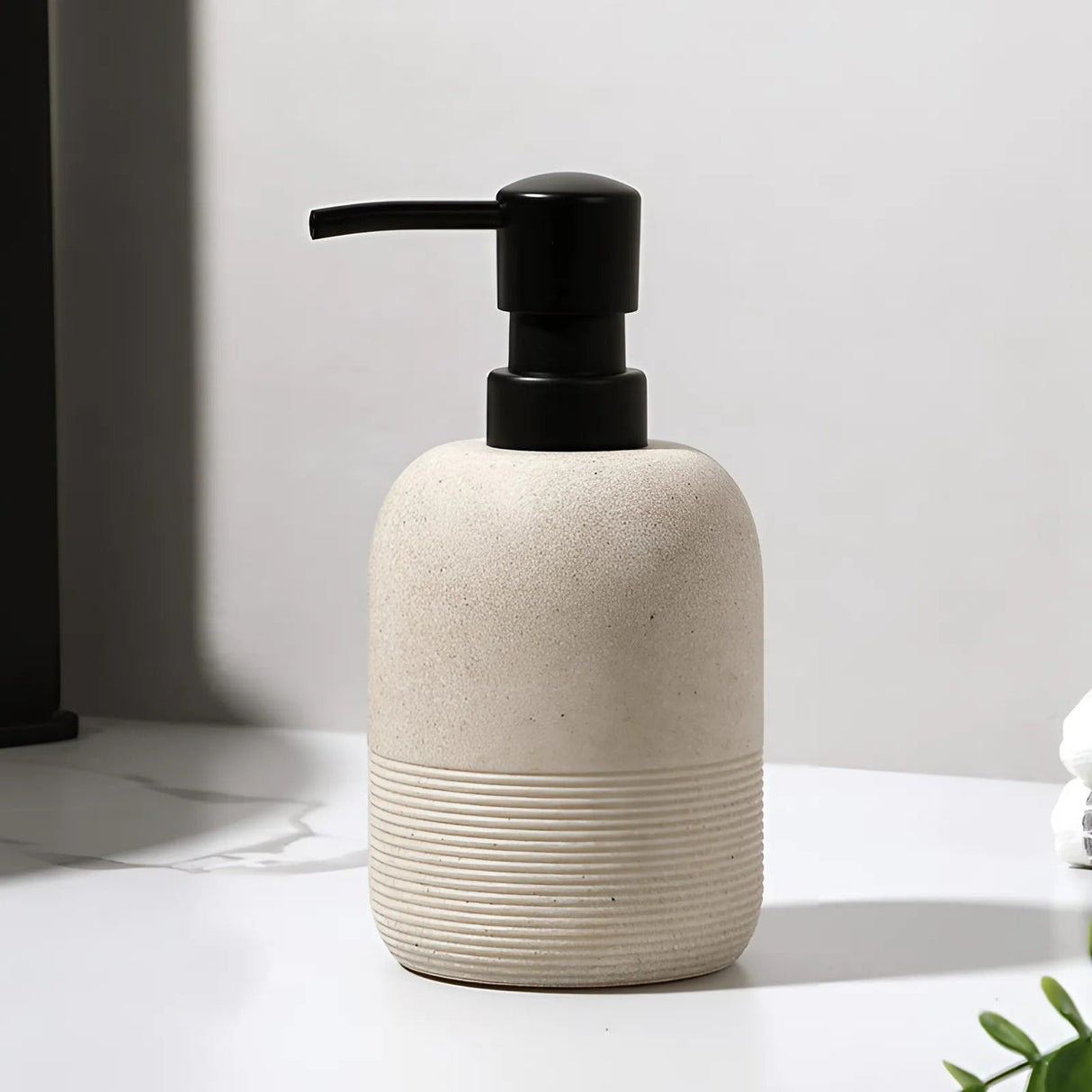 SandStone – Elegant Tvålpump i Hållbar Sandstensfinish Hemnix