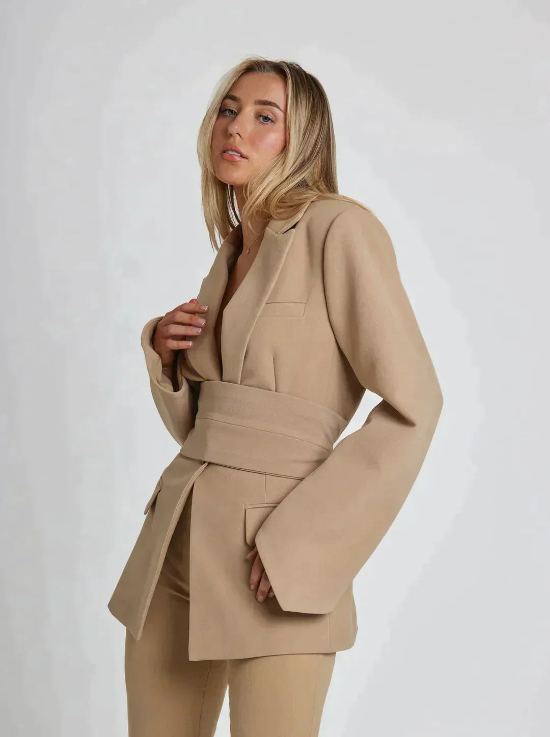 Dam Blazer med Bälte och Wickelvorderseite i Högkvalitativt Material