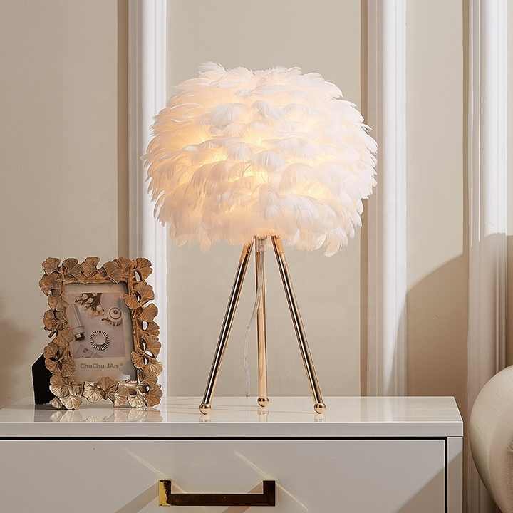 Blossom Bordslampa – Elegant fjäderd design med dimbar belysning Carvallo