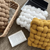 Bolli - Mjuk blåsande plyschkudde Carvallo