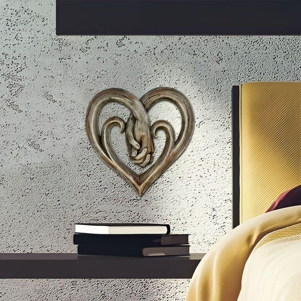 Handshake Embrace - Modern kärleksdekoration i trä för ett lyxigt hem Carvallo