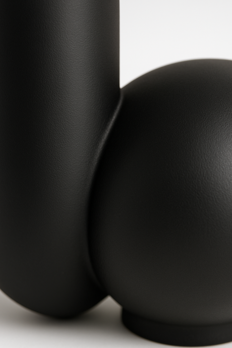 Skulptural Keramikkruka | 12" Modern Dekor Accent | Monokrom Finish Carvallo