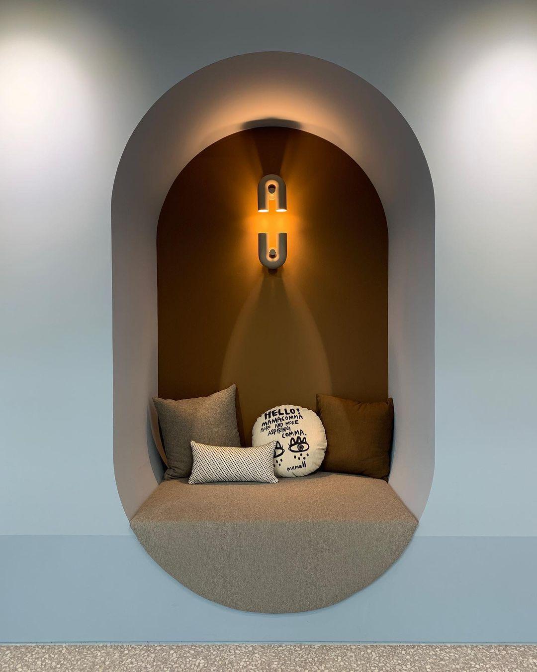 Samtida U-formad Vägglampa Carvallo