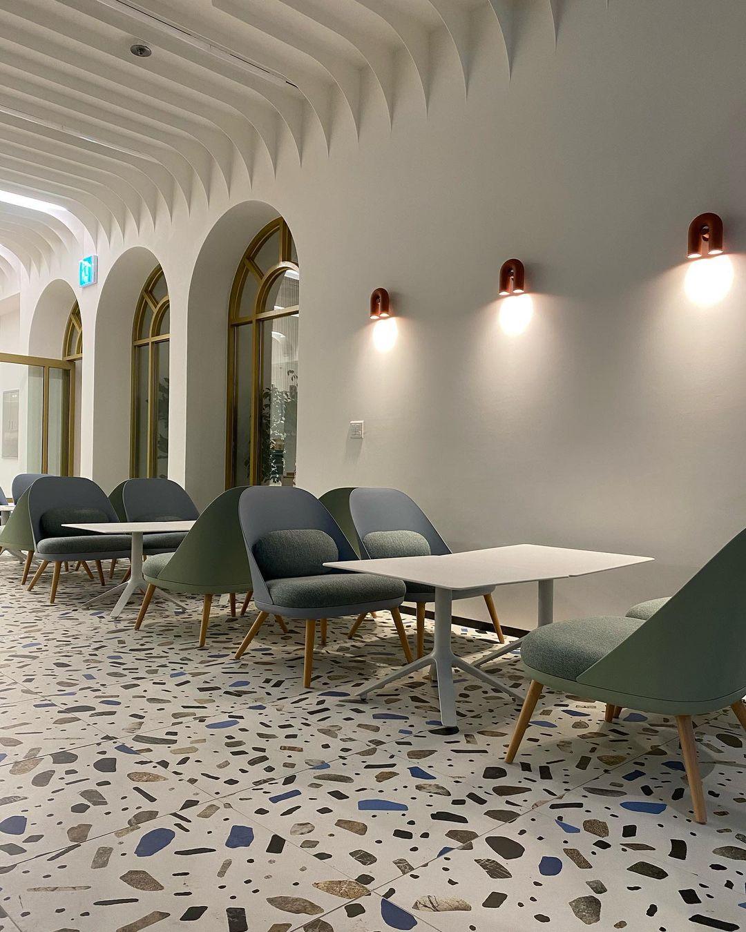 Samtida U-formad Vägglampa Carvallo