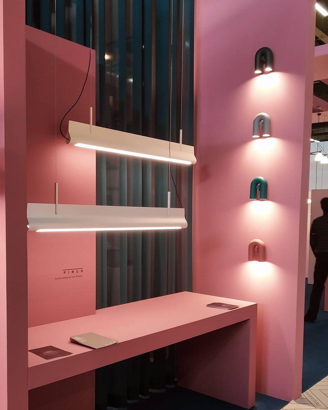 Samtida U-formad Vägglampa Carvallo