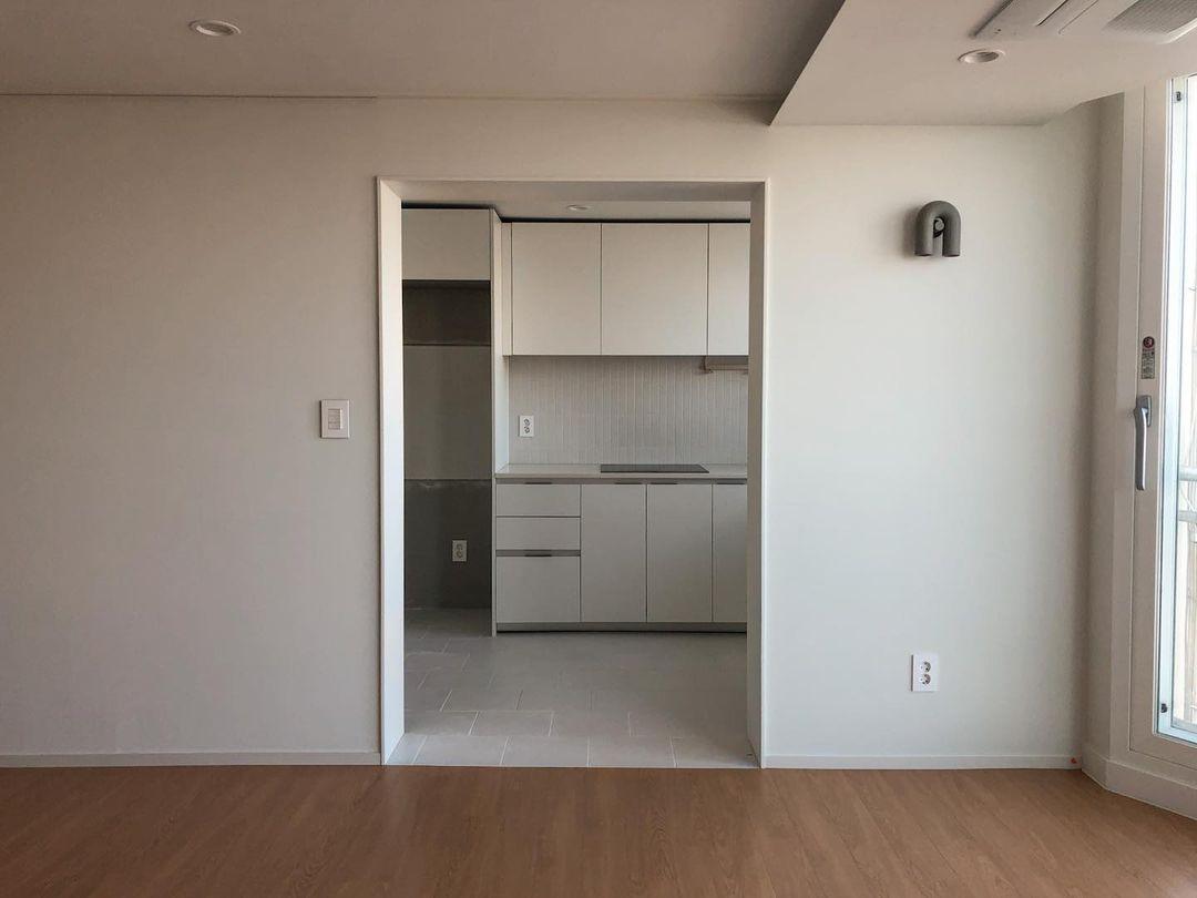 Samtida U-formad Vägglampa Carvallo