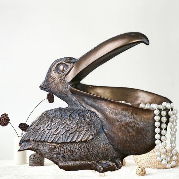 Topika – Skulpterad pelikankorg i harts MILA Sverige